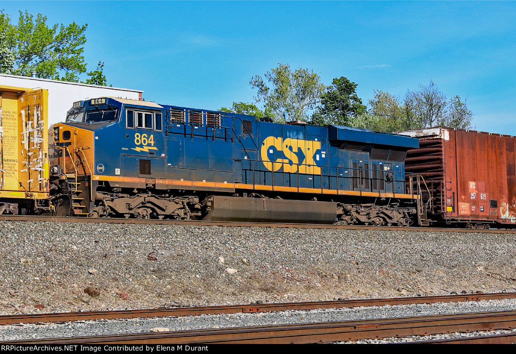 CSX 864 on M-403